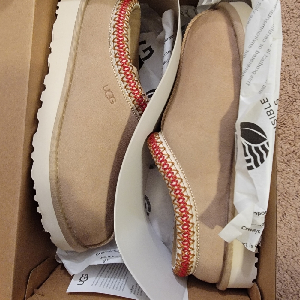 UGG TASMAN, Sand size 8, New with Box